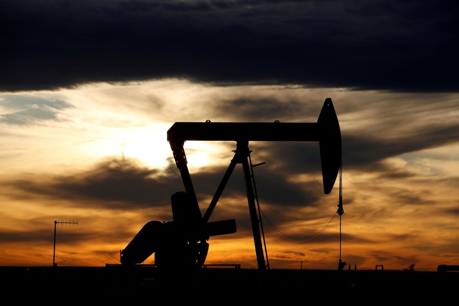 FILE PHOTO: The sun sets behind a crude oil pump jack on a drill pad in the Permian Basin in Loving County, Texas, U.S. November 24, 2019. REUTERS/Angus Mordant/File Photo FOTO: Angus Mordant/reuters