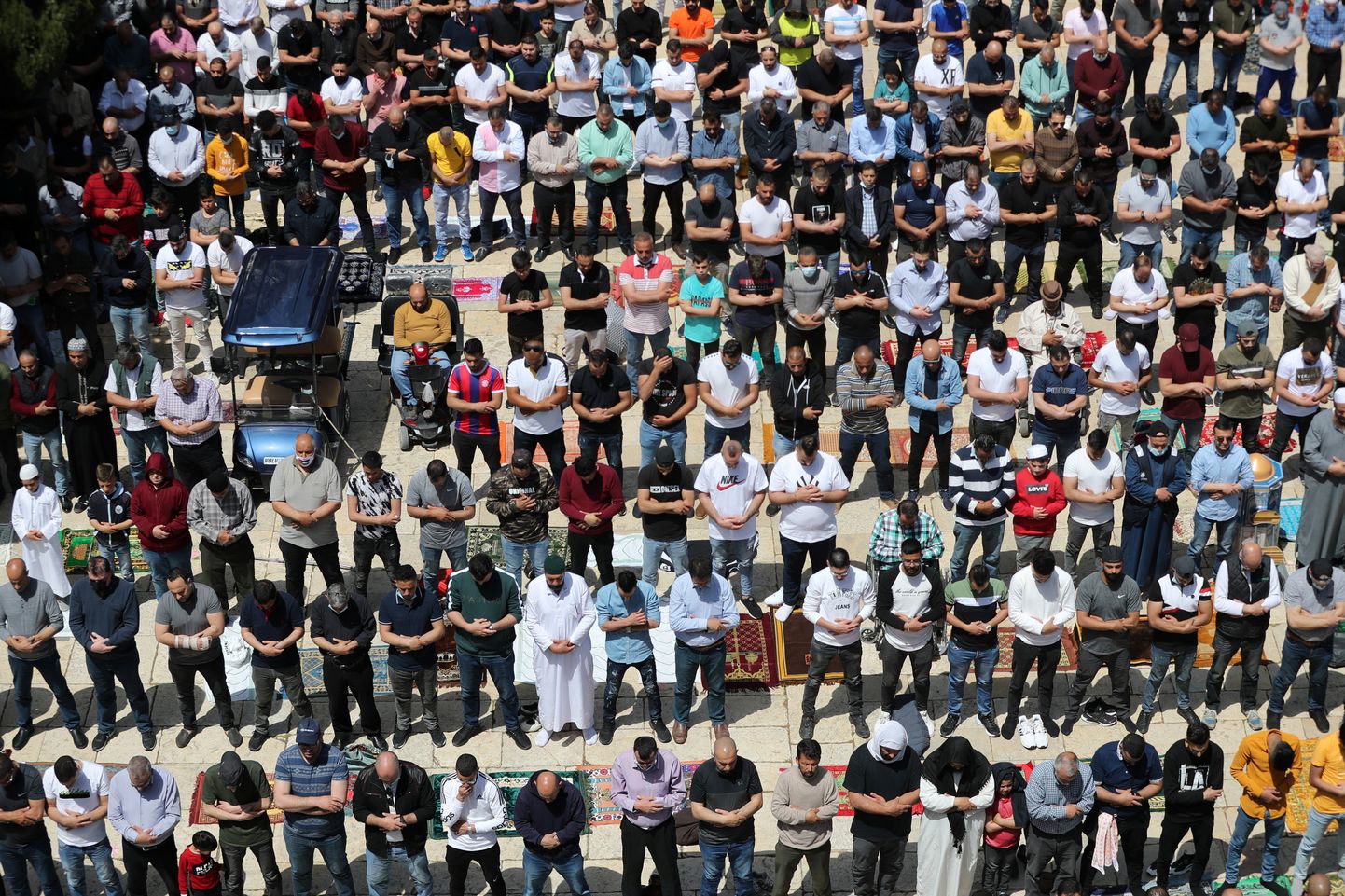 Palestiinlased ramadaani ajal palvetamas.