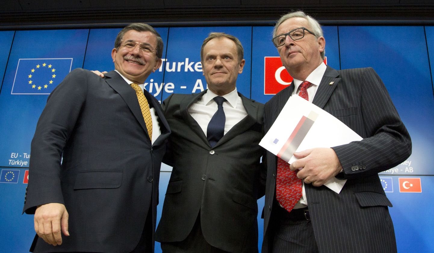 Vasakult paremale: Türgi peaminister Ahmet Davutoglu, Euroopa Nõukogu president Donald Tusk ja Euroopa Komisjoni president Jean-Claude Juncker pärast reedel ELi ja Türgi vahel saavutatud kokkulepet