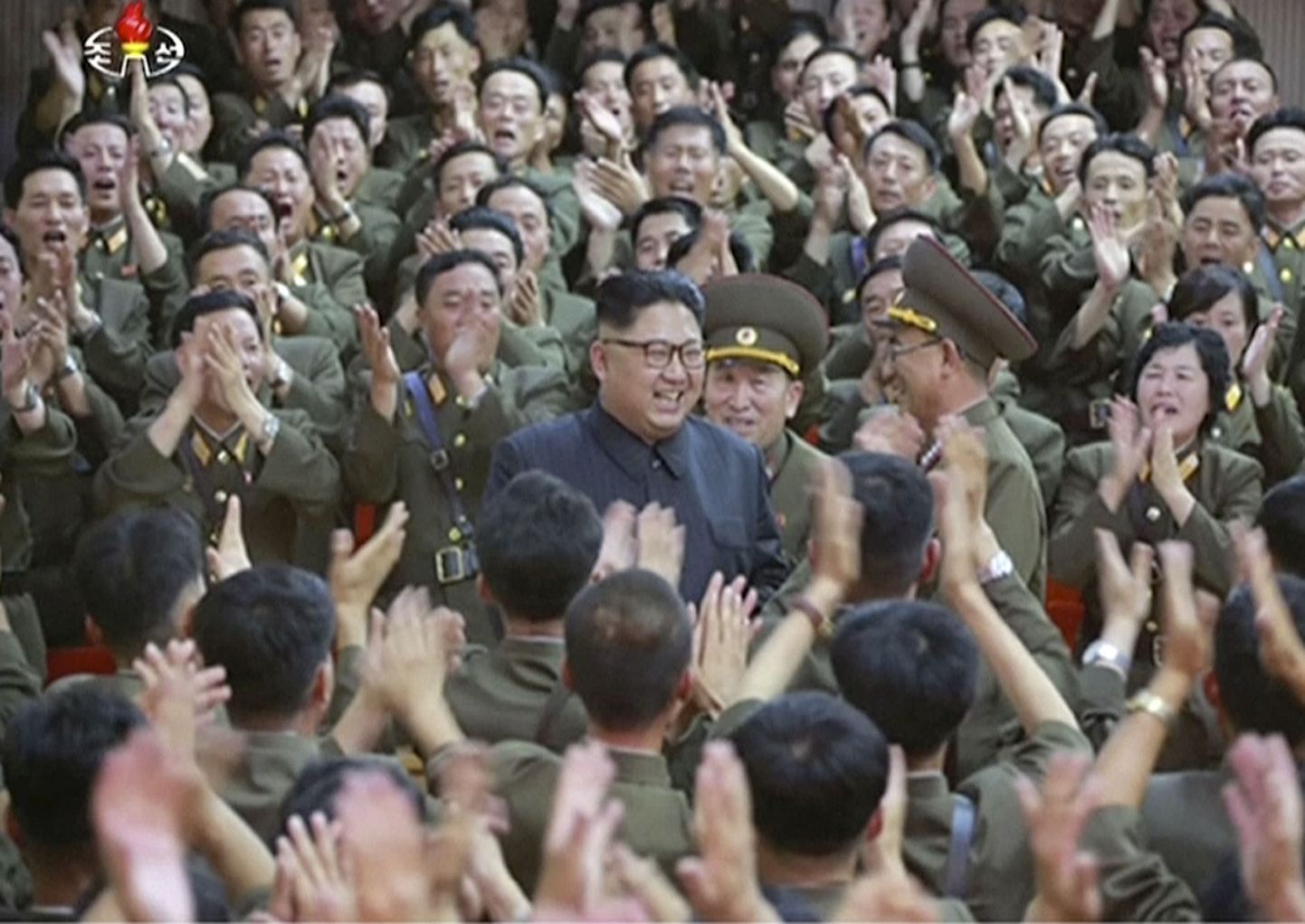 Kim Jong-un võtab Pyongyangis vastu tänuliku aplausi.