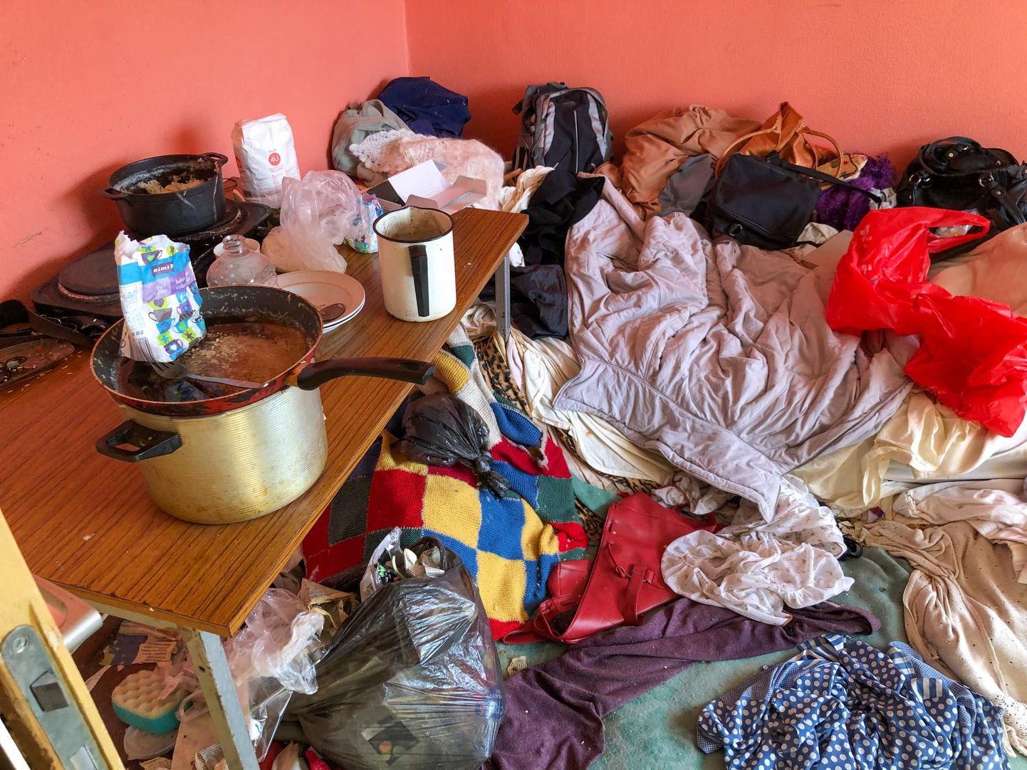 Живущая в кохтла-ярвеском общежитии Раиса складирует одежду и найденный на улице мусор на полу, так что уже вырос многосантиметровый слой.