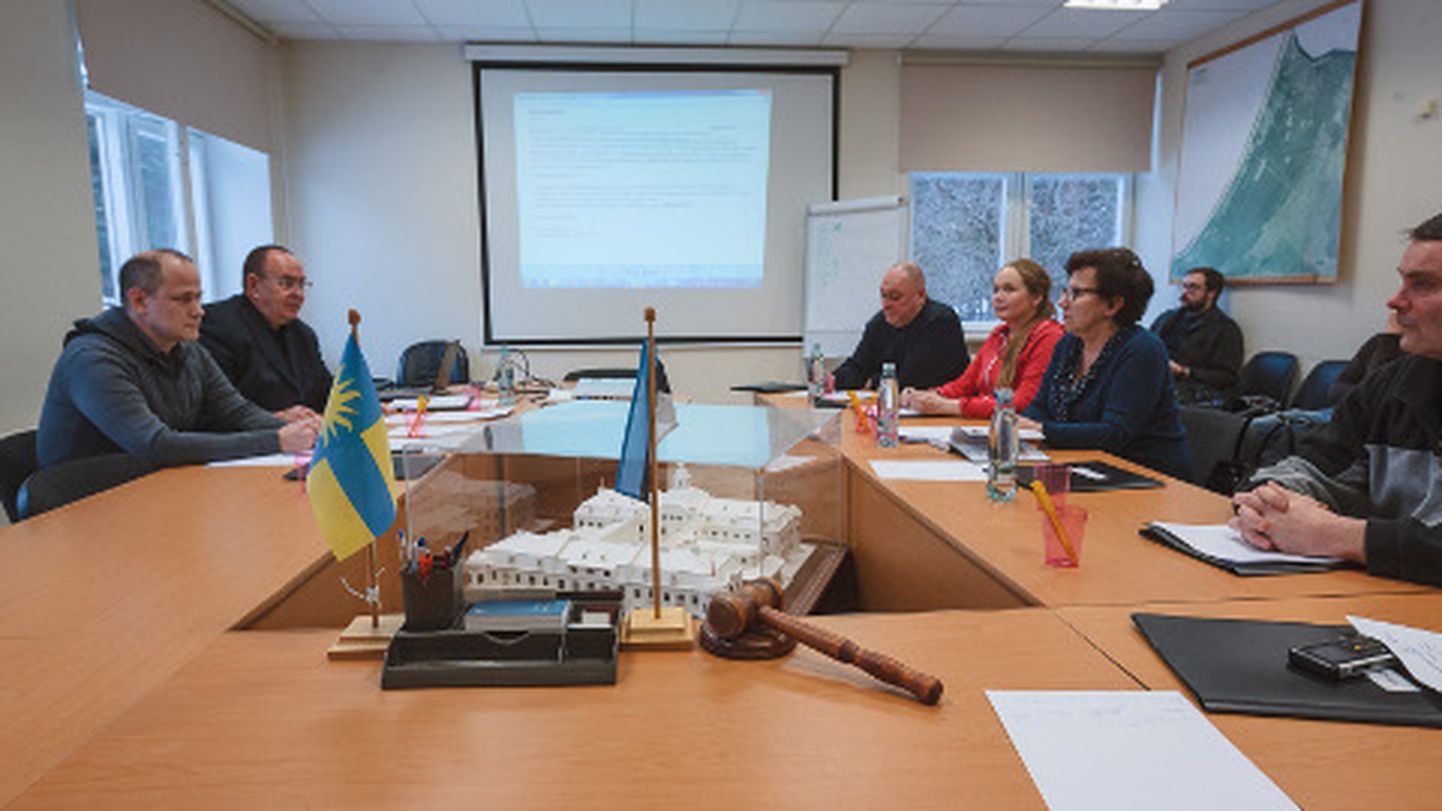 Narva-Jõesuu volikogus kaks päeva kehtinud kaksikvõimu jooksul on kaks oma õigsuses veendunud esimeest suutnud omavahel edukalt ära jagada vaid istungisaalis laual oleva puidust haamri.