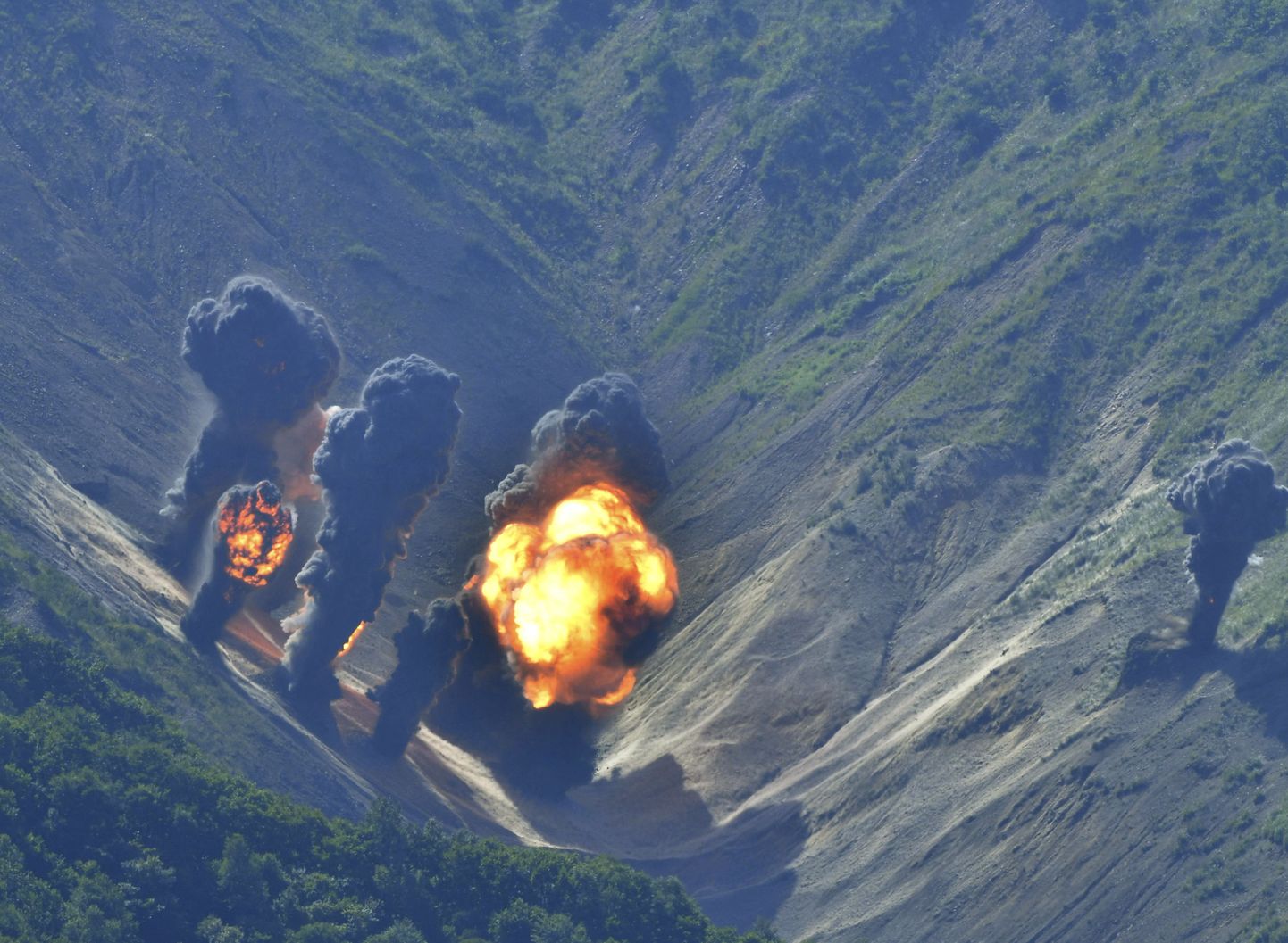 Liitlaslennukid simuleerivad Lõuna-Korea kohal pommirünnakut.