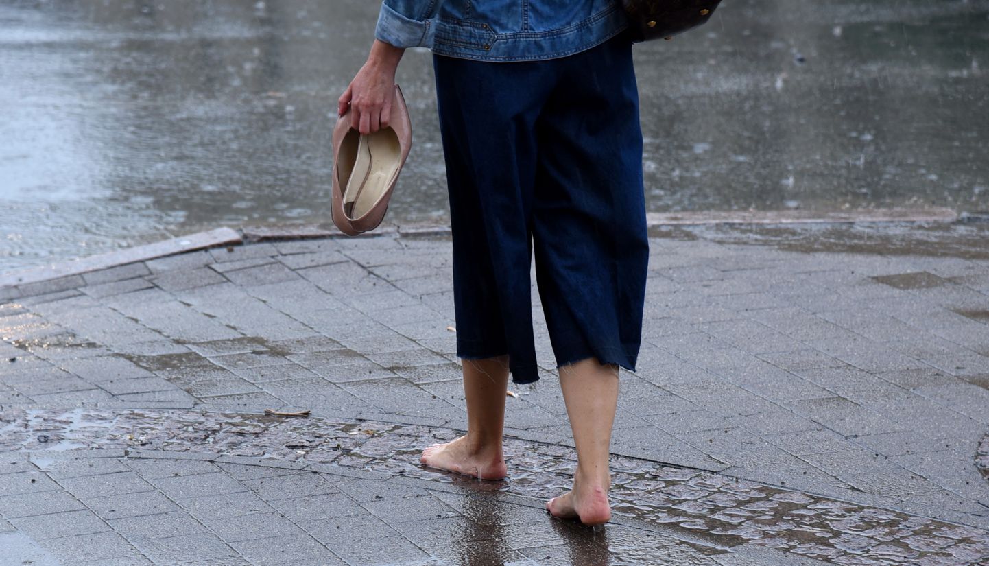 Sieviete lietus laikā