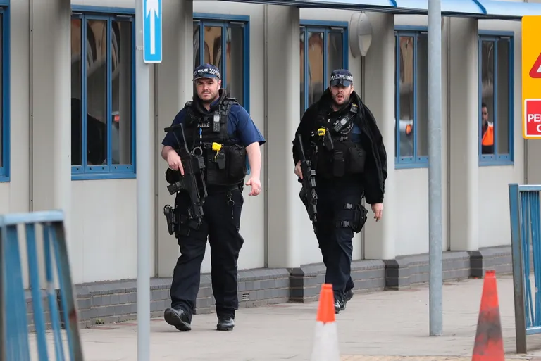 Relvastatud politseiametnikud London City lennujaamas.
