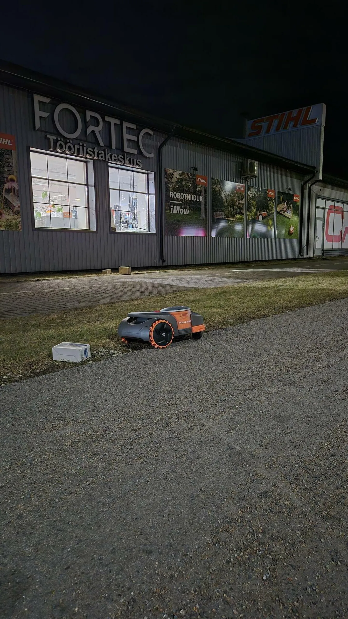 Tööriistakauplusse murti sisse ja üritati pihta panna eri vahendeid, aga jäädi saagita.