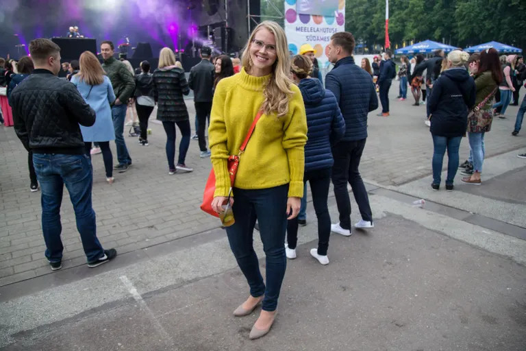 / Toni Läänsalu

Värvid! Jahedal juulikuu õhtul on üks mõnus kampsun igati praktiline valik, et külm meretuul festivali nautimist ei segaks. Ekstra stiilipunktid kampsuni ägeda lõike ja kogu komplekti julge, kuid väga hästi sobiva värvikombo eest.