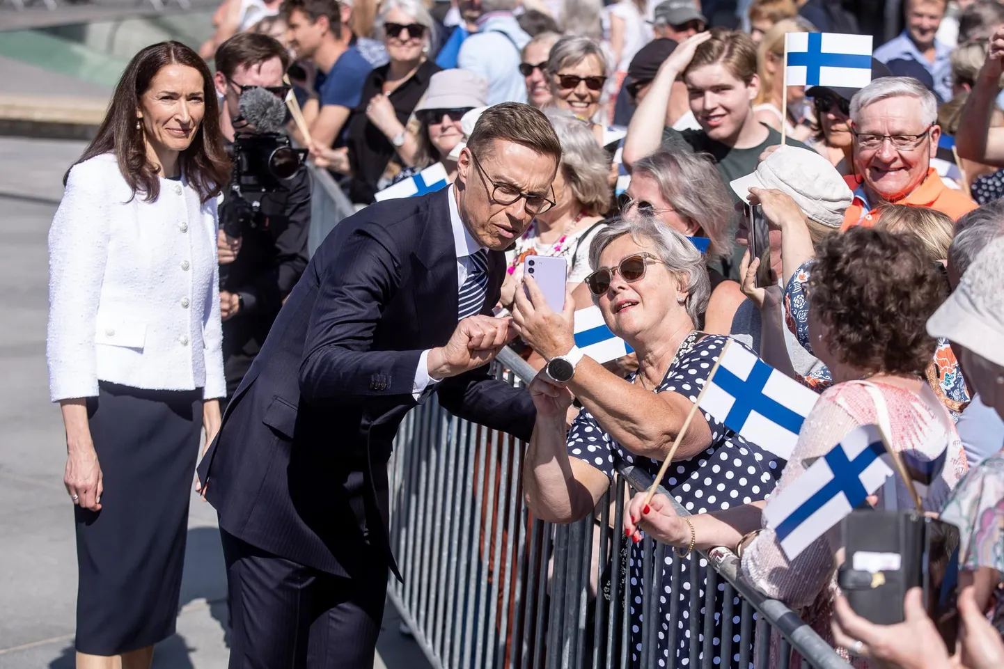 Soome president Alexander Stubbi riigivisiit Eestisse algas eile Vabaduse väljakult, kuhu põhjanaabri vastvalitud presidenti oli uudistama tulnud üle paarisaja tallinlase.