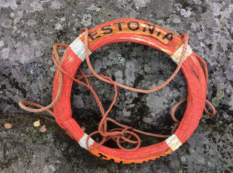 Один из спасательных кругов с парома "Эстония", который был найден на финском пляже.