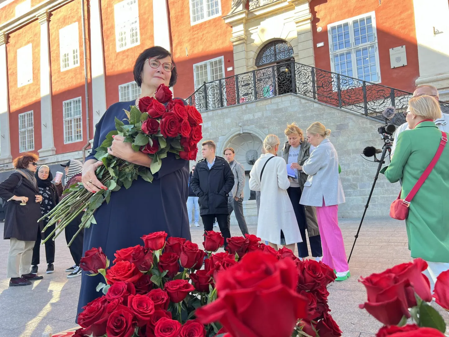 Toetajad tõid laupäeva hommikul Narva linnapea ametist tagandatud Katri Raigile palju punaseid roose.