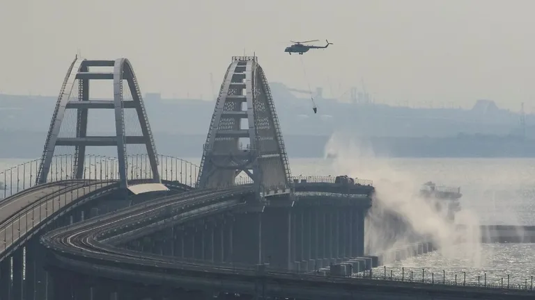 Тушение пожара на мосту с вертолета