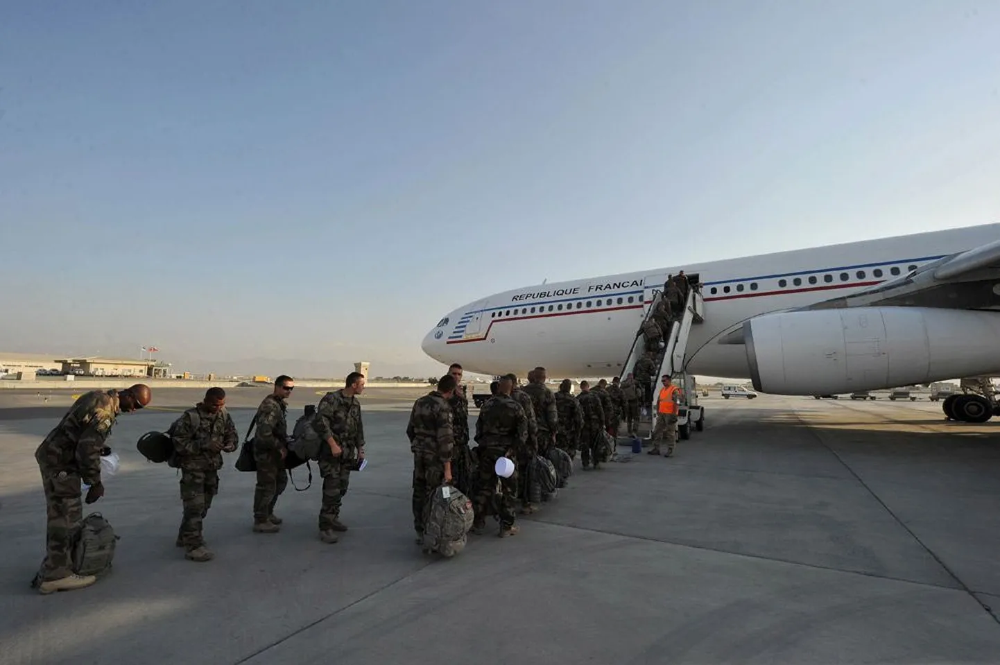 Prantsuse sõdurid Kabuli lennuväljal suundumas koju viivale lennukile.