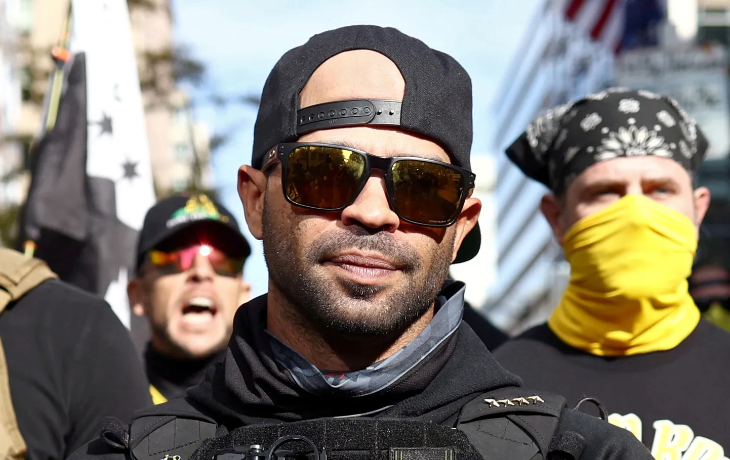 USA paremäärmusliku rühmituse Proud Boys liikmed, kaasa arvatud juht Enrique Tarrio (ees) novembris 2020 president Donald Trumpi toetaval meeleavaldusel