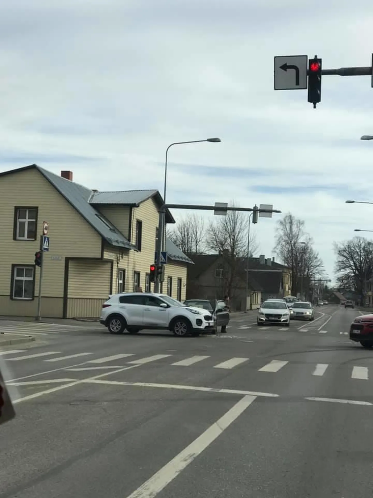 Tallinna maanteel sõitnud Volkswageni juht eiras punast tuld ja sõitis külje pealt sisse Kiale.