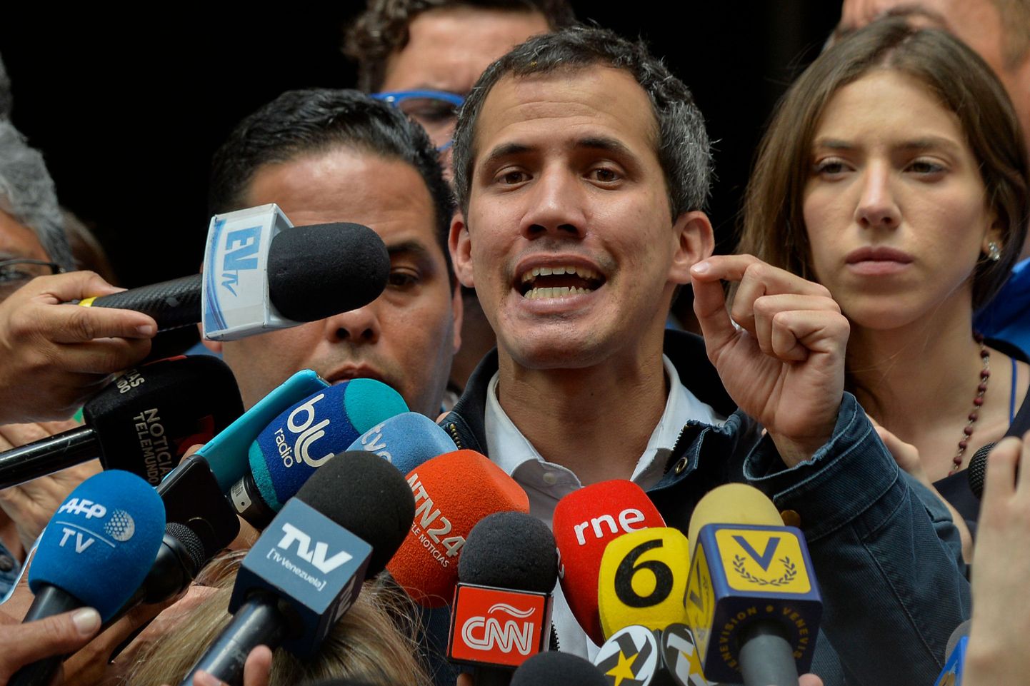 Venezuela opositsiooniliider ja rahvusassamblee juht Juan Guaidó eile pärast kirikus käimist ajakirjanike piiramisrõngas.