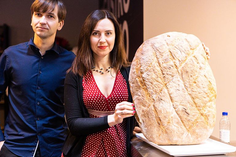 Анна и Василий Щирые со своим знаменитым хлебом.