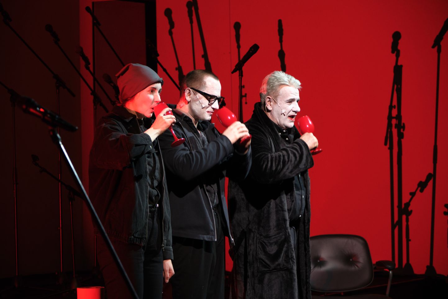 Марика Шмуксте, Эдийс Залакс и Мартиньш Вилсонс в спектакле "Последний человек" в Digital Art House