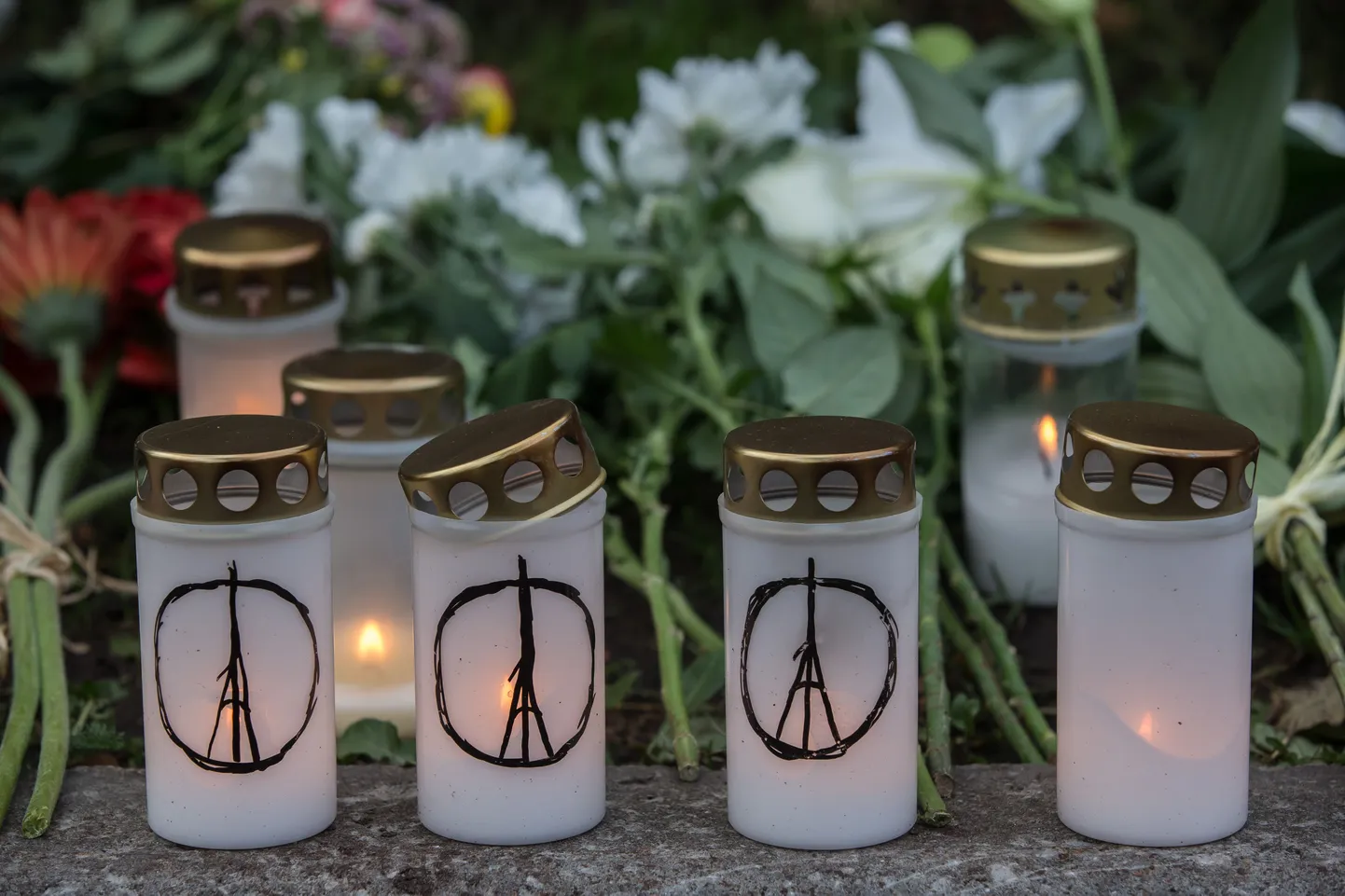 Üleeile õhtul hukkus Pariisis terroristide käe läbi üle 120 inimese. Lein Prantsusmaa suursaatkonna ees Tallinnas.