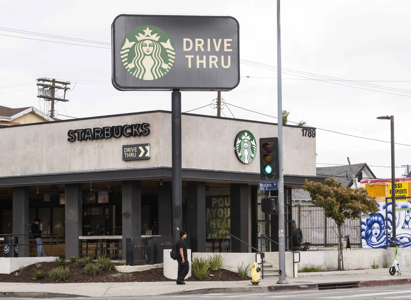 Starbucksi kohvik Los Angeleses, kus 2020. aastal kliendile sülle pillatud tee võib firmale tuua kaela kopsaka valuraha maksmise.