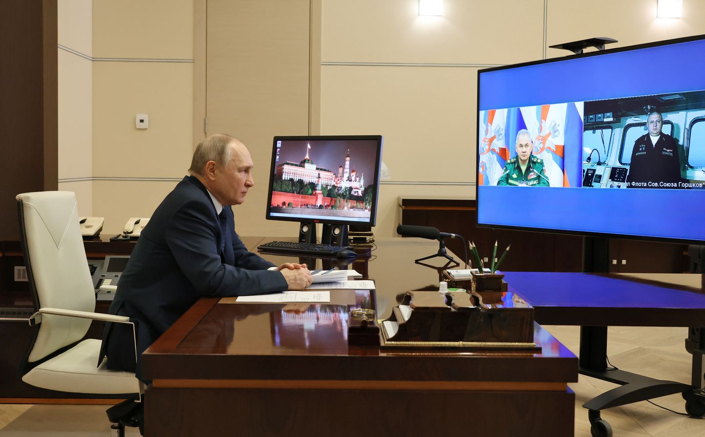 Venemaa president Vladimir Putin videokonverentsil Venemaa kaitseminister Sergei Šoigu ja fregatt Admiral Gorškovi komandör  Igor Krokhmaliga.