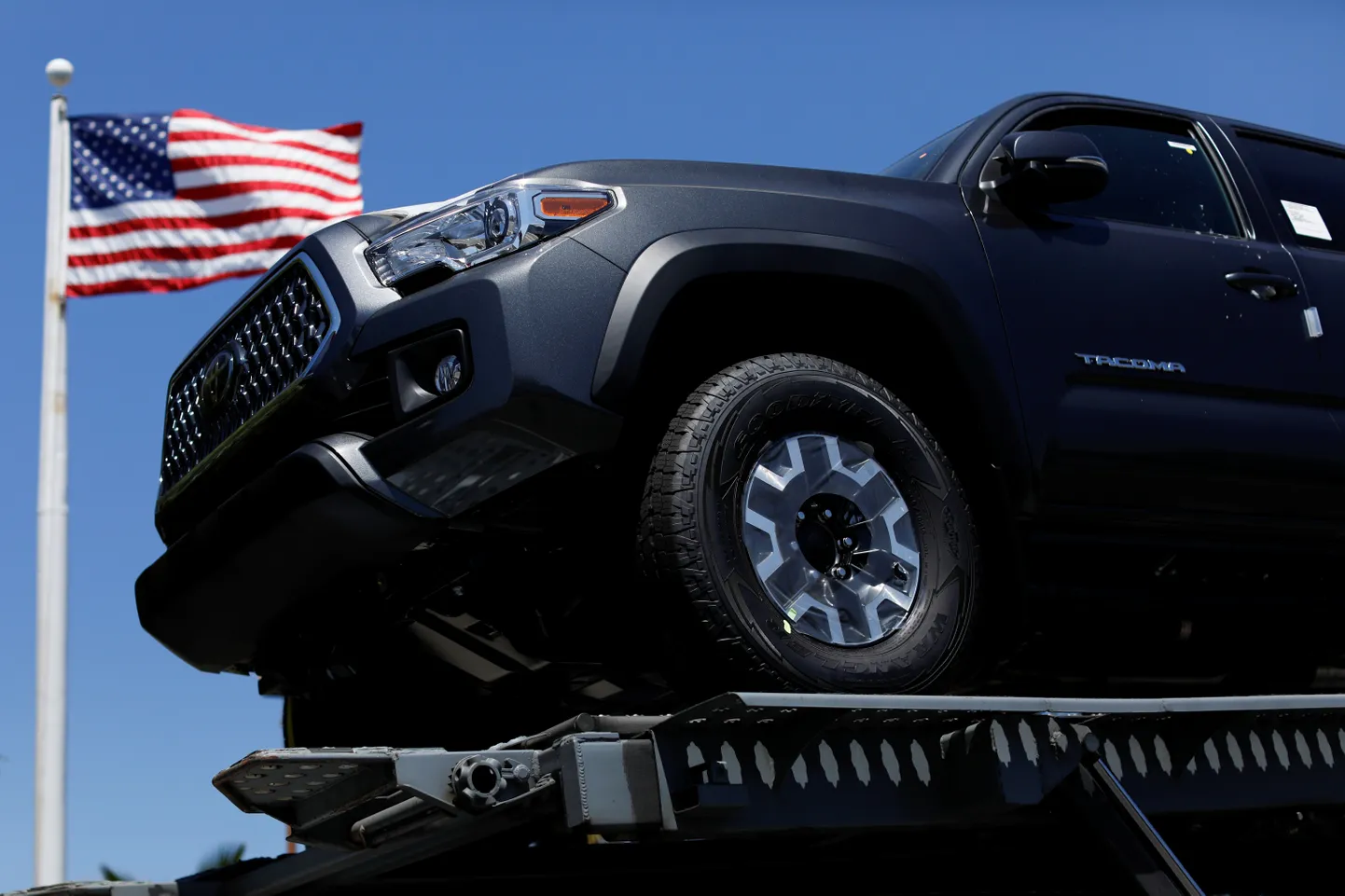 USAsse imporditud Toyota maastur ootab transporti.