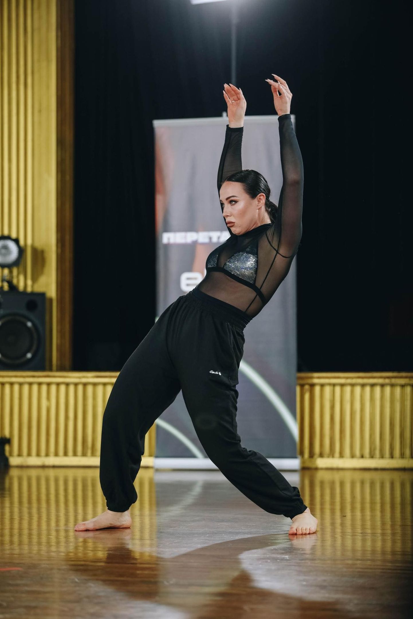 Наталья Шабарчина, руководитель студии "DanceBox Studio" и учитель физкультуры в Йыхвиской гимназии, на отборочном туре завоевала три "да" у жюри и вступает в борьбу за почетный титул.