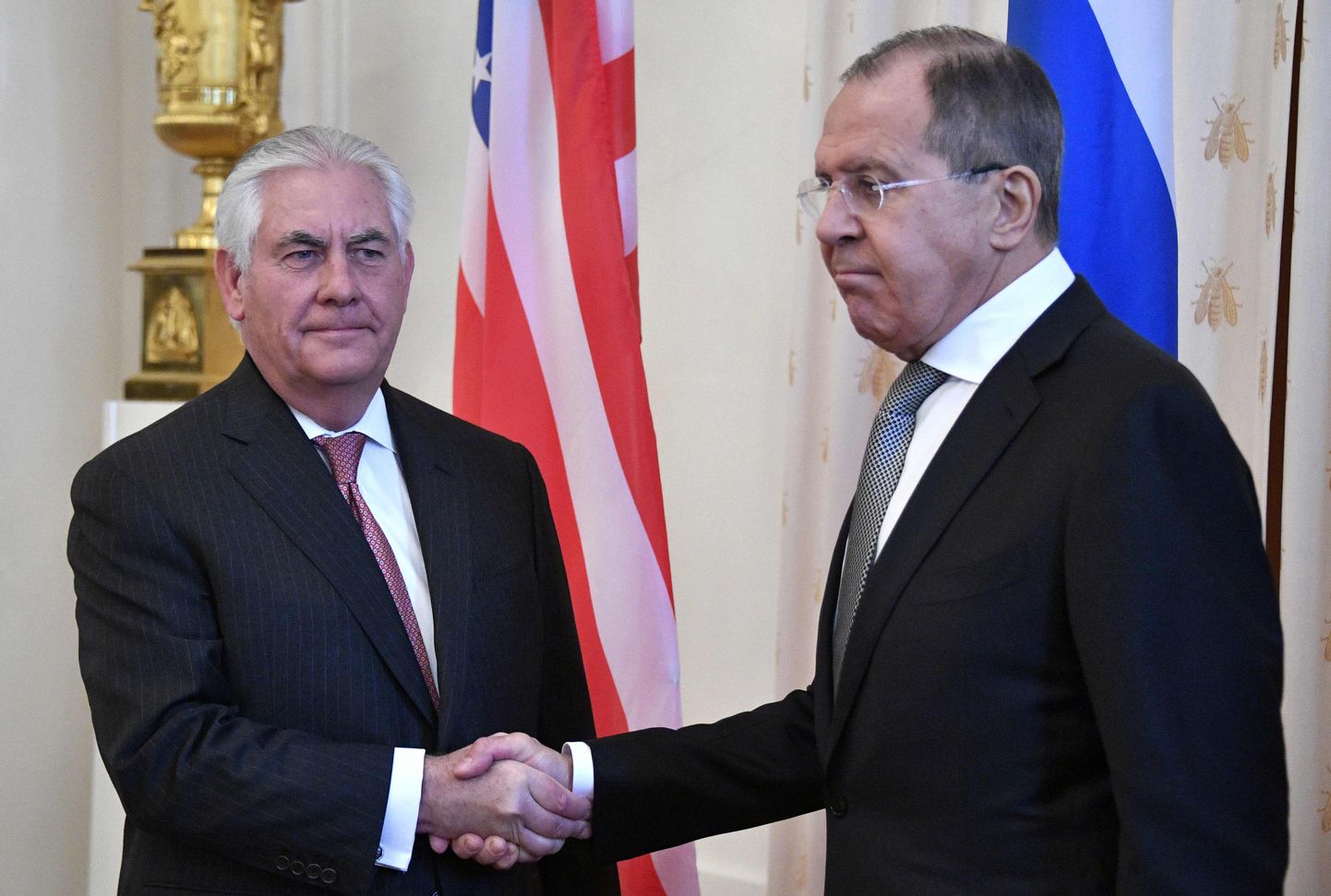 USA välisminister Rex Tillerson (vasakul) ja Vene välisminister Sergei Lavrov eile Moskvas kohtumise algul kätlemas.