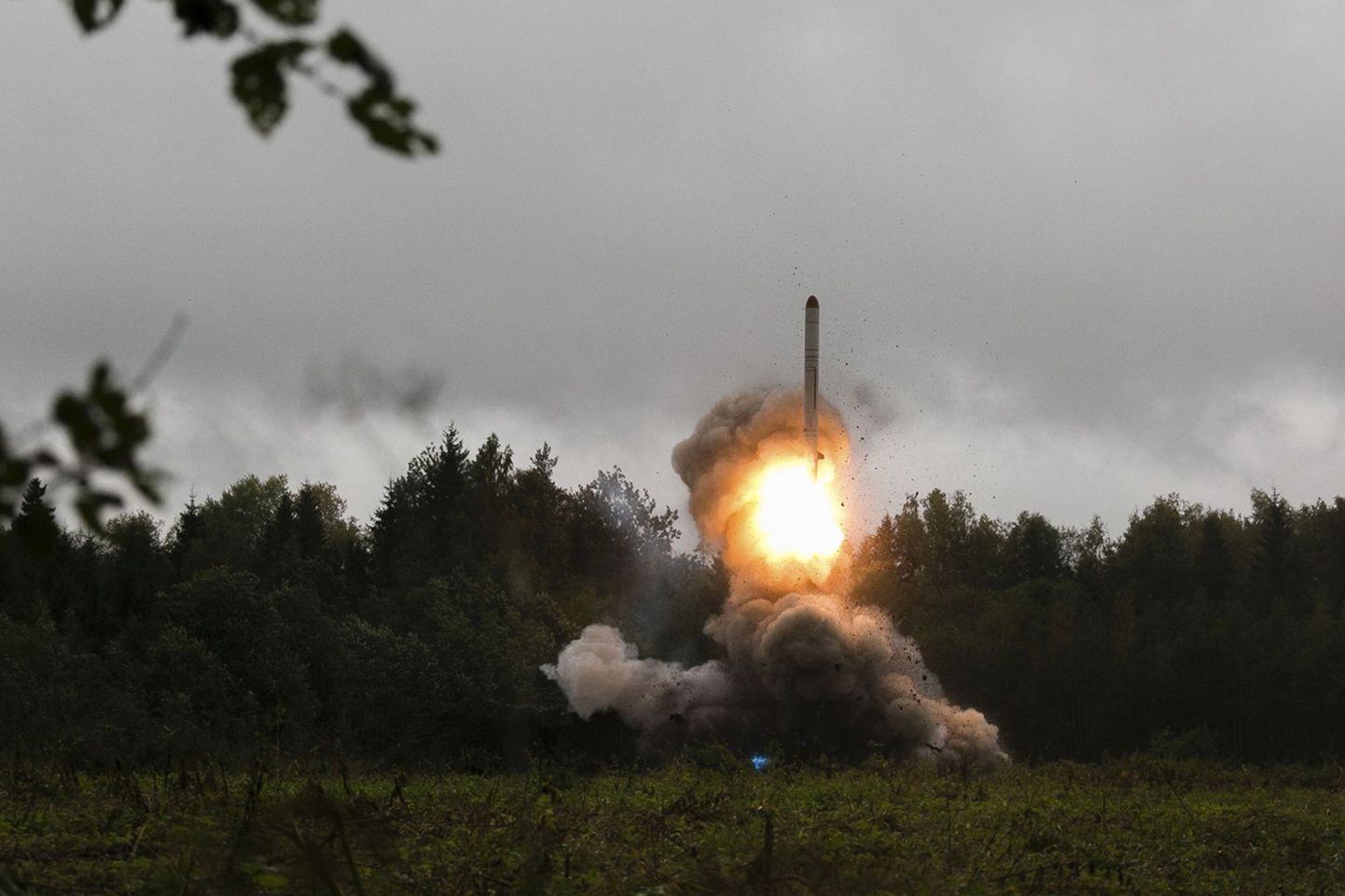 Sellel Venemaa kaitseministeeriumi 19. septembril 2017 avaldatud fotol on näha Venemaa taktikalist raketti Iskander-M päev varem, 18. septembril 2017 Peterburi lähedal Luga polügoonil toimunud sõjalise õppuse Zapad 2017 ajal.