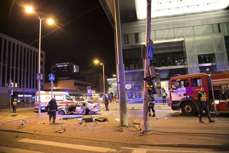 Tallinna kesklinnas Rävala puiesteel sõitis täna öösel sõiduauto suurel kiirusel vastu posti, autost välja paiskunud kaasreisija hukkus sündmuskohal. Foto: