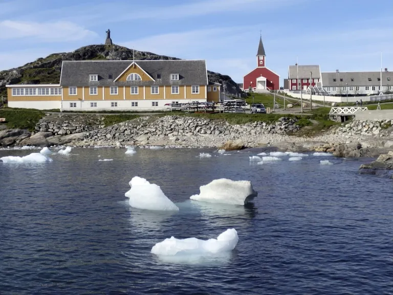 Gröönimaa pealinn Nuuk, kus jaanuaris on keskmine temperatuur -7 ja juulis +7