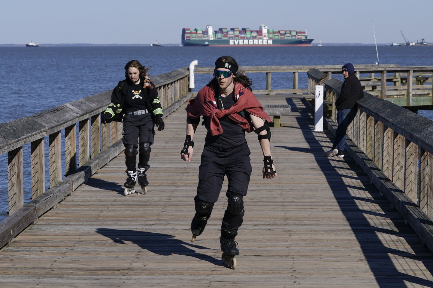 Chesapeake lahe kaldal ja kaipealsetel jalutavad inimesed teevad endast laeva taustal pilte: juba alates 13. märtsist istub konteinerilaev Ever Forward madalas vees kinni ning katsed seda päästa on muutunud kohalikuks vaatamisväärsuseks. (AP Photo/Julio Cortez).