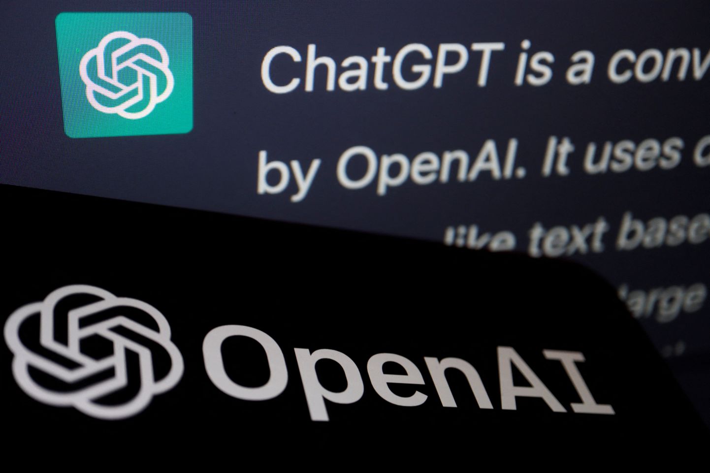 OpenAI logo ja tehisintelliktil töötava vestlusroboti ChatGPT-i vastus arvutiekraanil.
