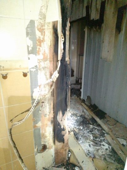 Põlengu võis põhjustada ehitusviga, sest vannitoa uksepiit oli ehitusvahuga kinnitatud ahju külge.