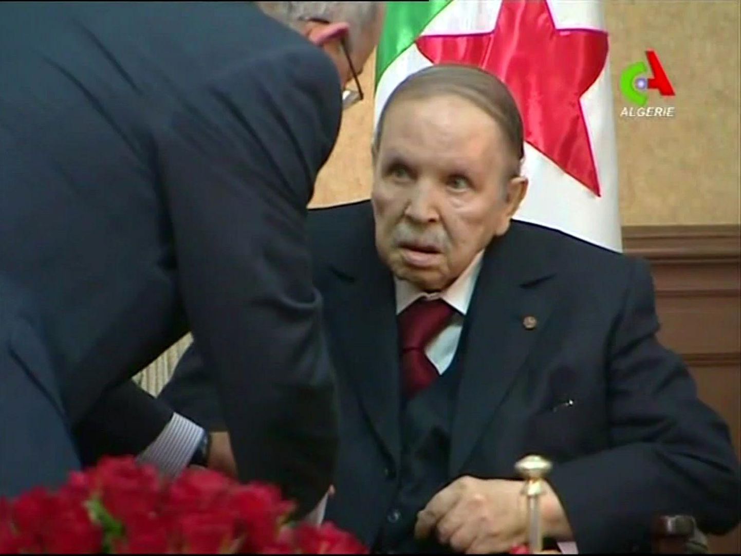 Telekanal Canal Algerie näitas üleeile salvestist, kuidas president Abdelaziz Bouteflika kohtus valitsuse liikmetega. Põdur riigipea ilmub avalikkuse ette äärmiselt harva ning pole teada, kui palju ta ise rääkida või tegutseda suudab. 
