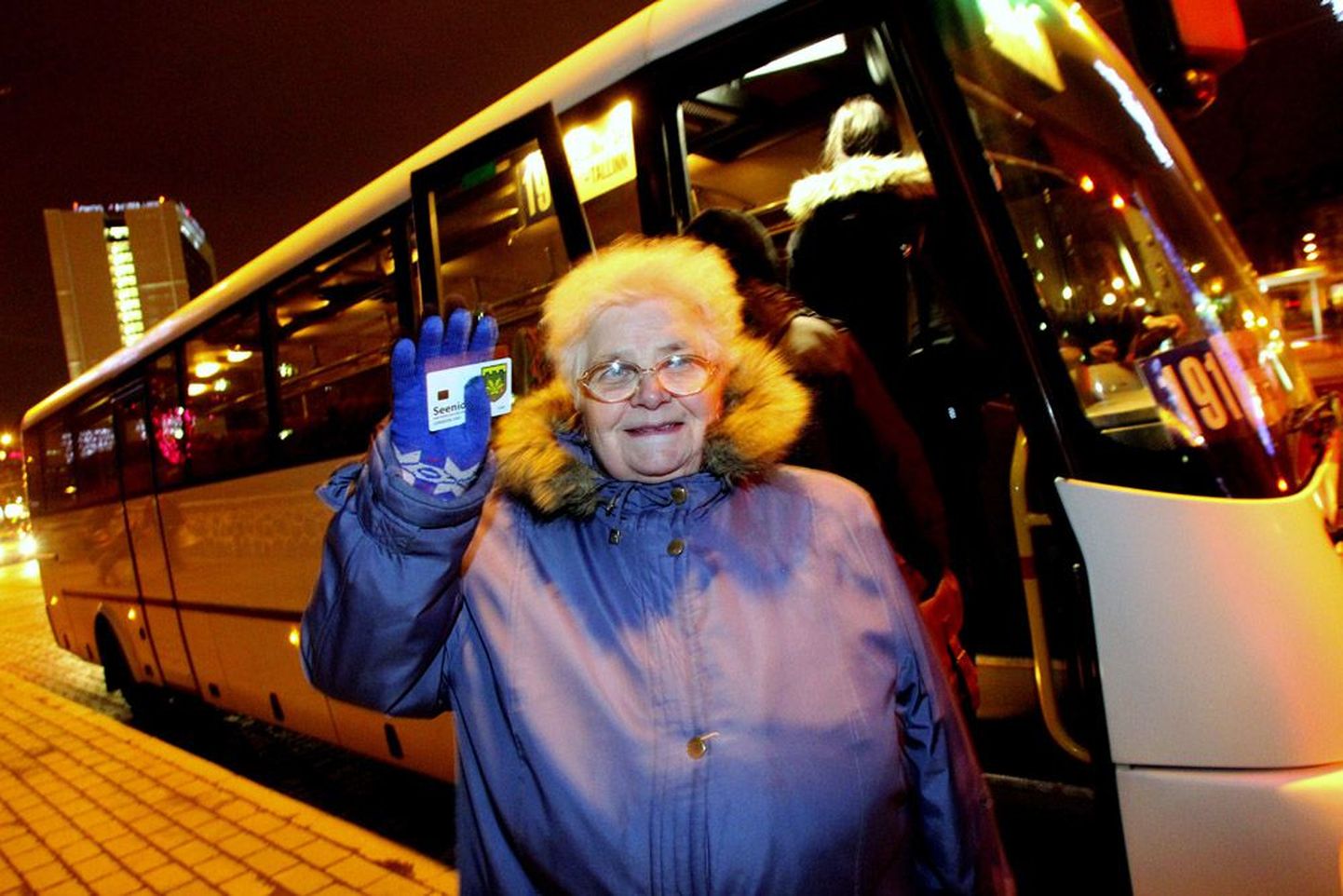 Sauelt Tallinna tööl käivat Aino Jürissoni pahandab bussiliikluse hõrenemine.