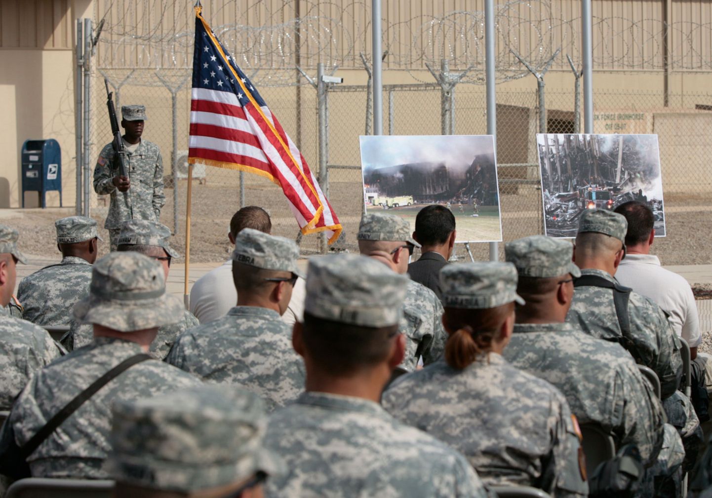 USA sõdurid Iraagis Baghdadis mälestamas 11. septembri 2001. aasta terrorirünnakus hukkunuid.