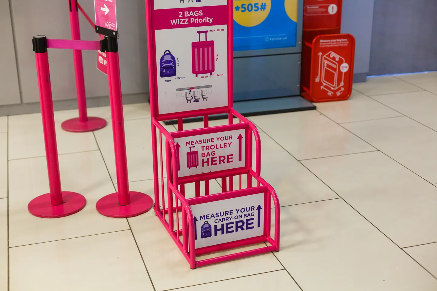 Рама для проверки размера багажа WizzAir. Фото иллюстративное.