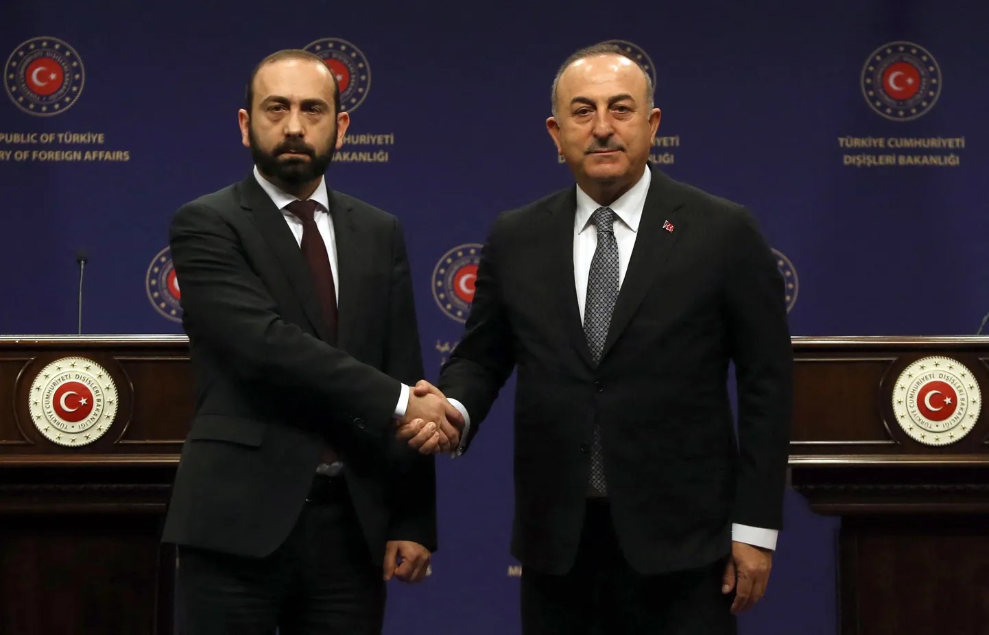 Armeenia välisminister Ararat Mirzoyan ja Türgi välisminister Mevlut Çavuşoğlu kätt surumas pärast ühist pressikonverentsi Ankaras.