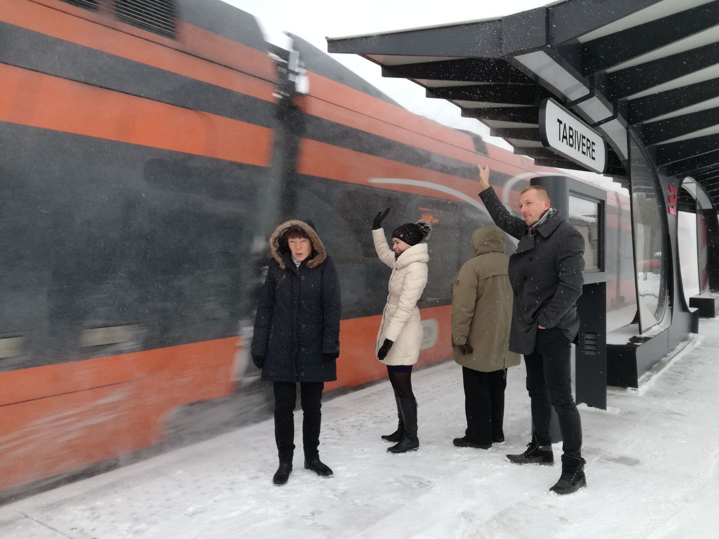 Tabiverest tihti rongi peale astuvad Maria Lang (vasakult), Estrit Aasma, Endla Suvi ja Rannar Raantse saavad kohalikus raudteejaamas edaspidi vaid ekspressrongile lehvitada.