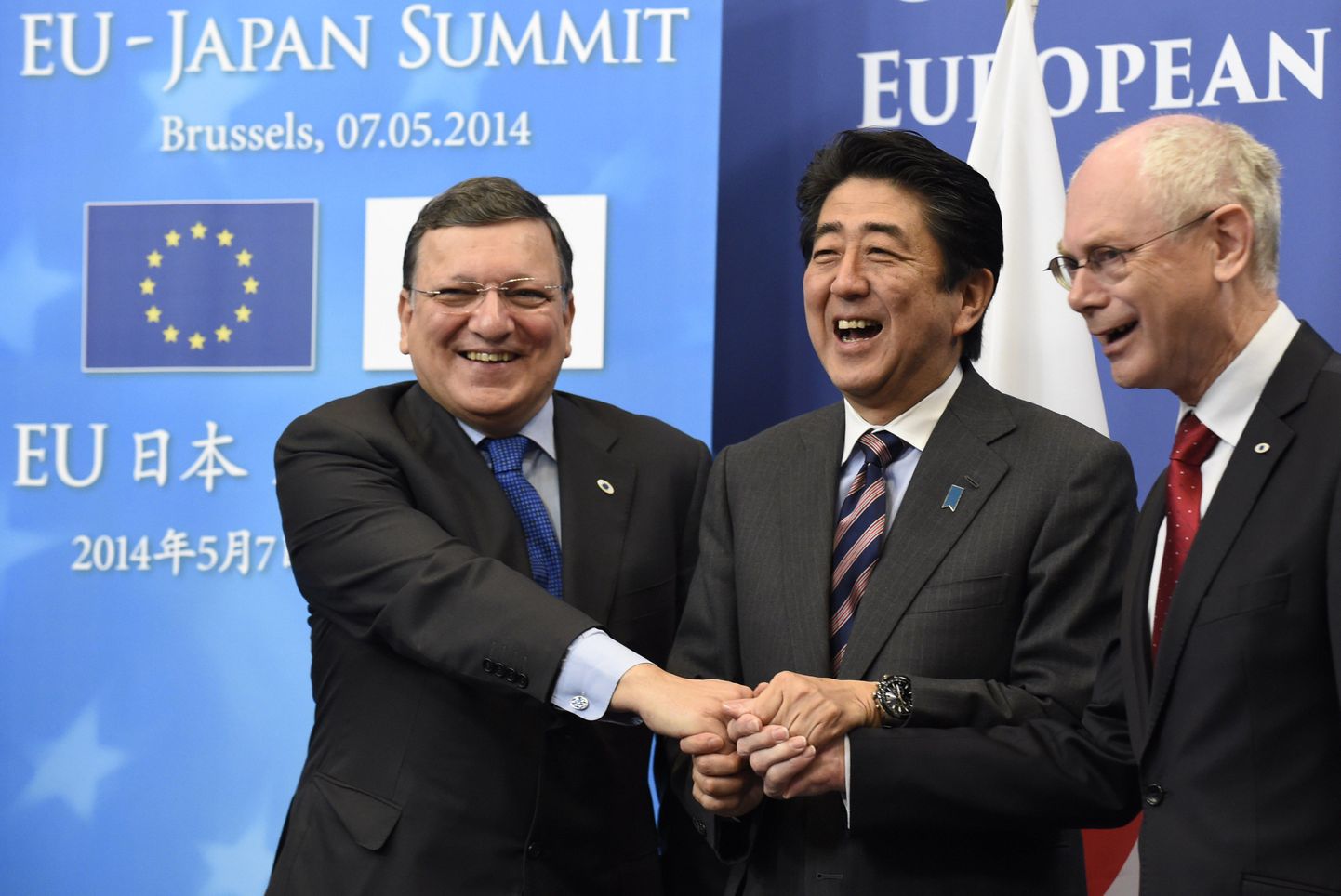 Vasakult paremale: Euroopa Komisjoni president José Manuel Barroso, Jaapani peaminister Shinzo Abe ja Euroopa Ülemkogu eesistuja Herman Van Rompuy.