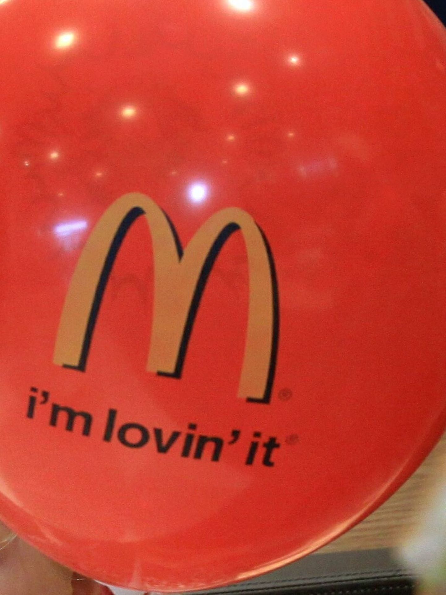 McDonald`si logoga õhupall.