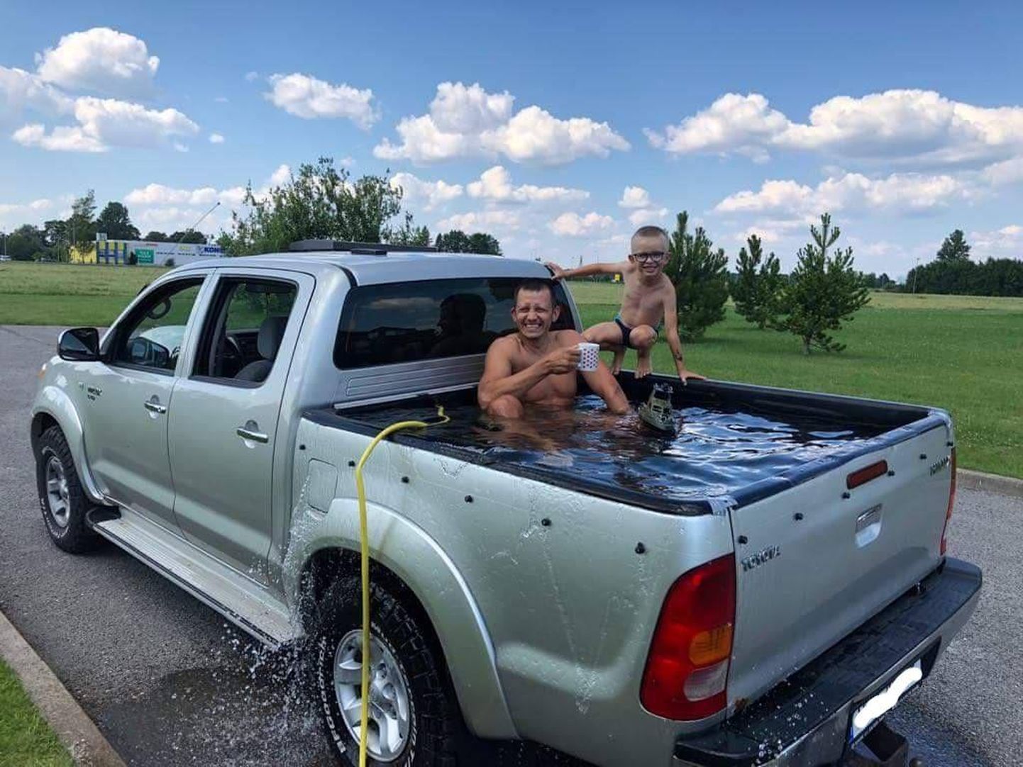 Leidur Diego Sellin jahutab palaval päeval koos lapsega end mobiilses basseinis.