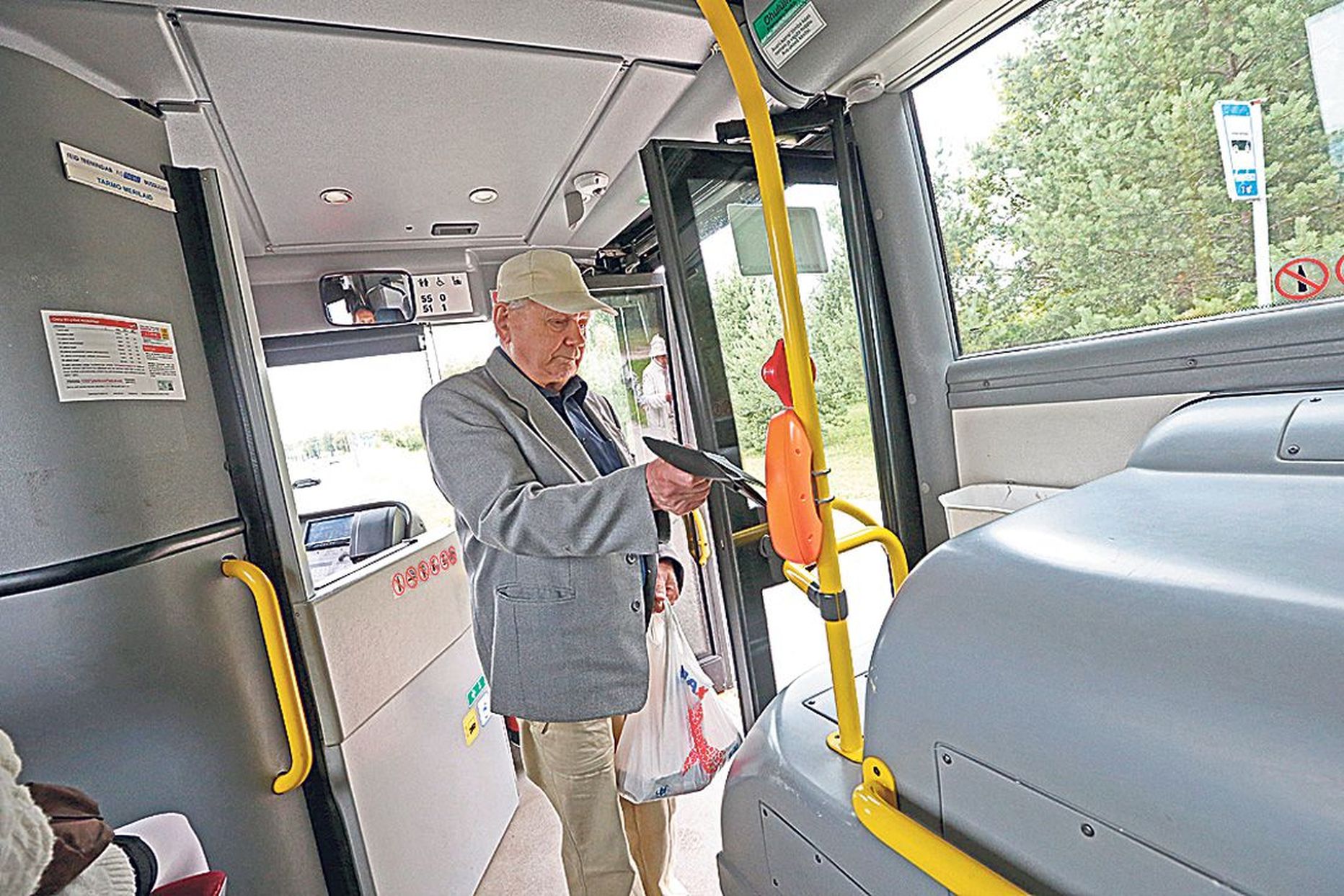 Tartu Postimees sõitis eile bussiga nr 7 kesklinnast Lõunakeskuse juurde ja tagasi ning loetles kokku seitse «piiksutajat». Pensionär Matil õnnestus sõit registreerida esimesel katsel.
