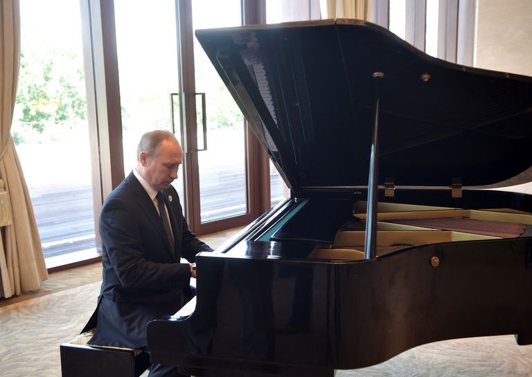 Vladimir Putin 2017. aasta mais Hiinas Pekingis klaverit mängimas
