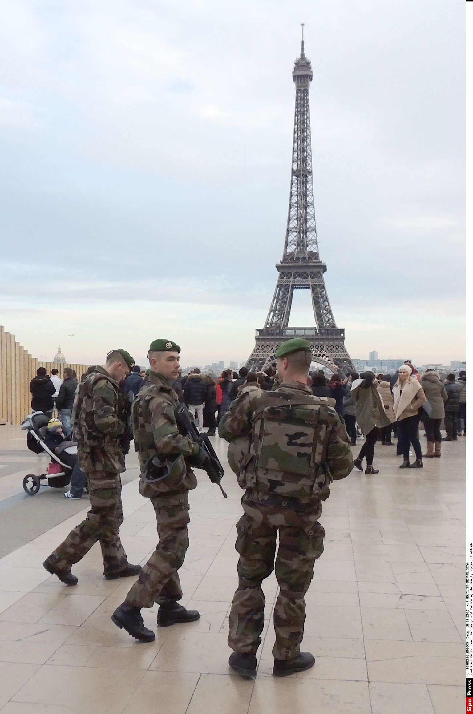 Prantsusmaa sõjaväepatrull Pariisis Eiffeli torni juures.