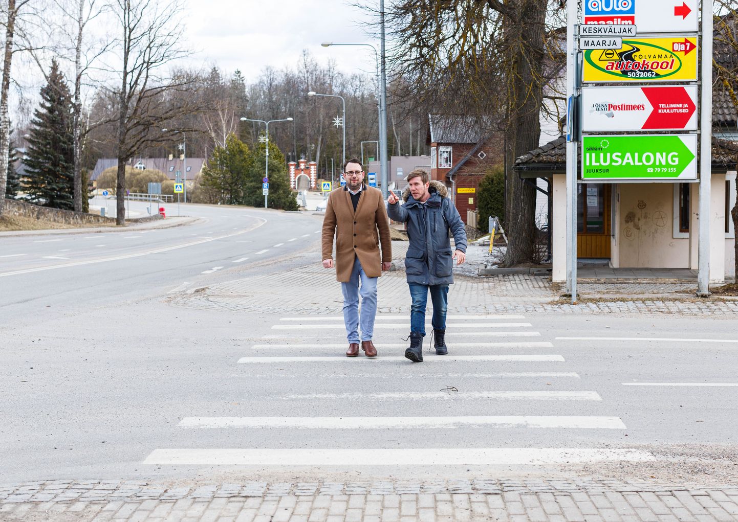 Kesk tänava reguleerimata ülekäigurajal ületavad sõiduteed Põlva vallavanem 
Martti Rõigas (vasakul) ja Bercman juhatuse liige Mart Suurkask.