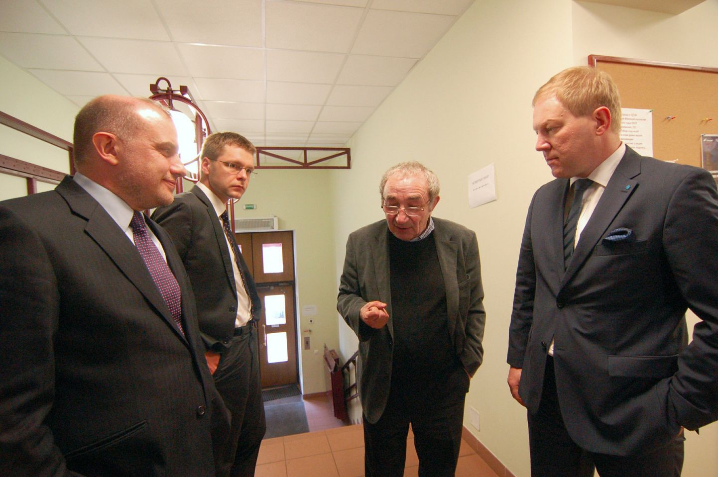 Suursaadik Jüri Luik, riigikogu liige Jevgeni Ossinovski, Arseni Roginski ja Marko Mihkelson.