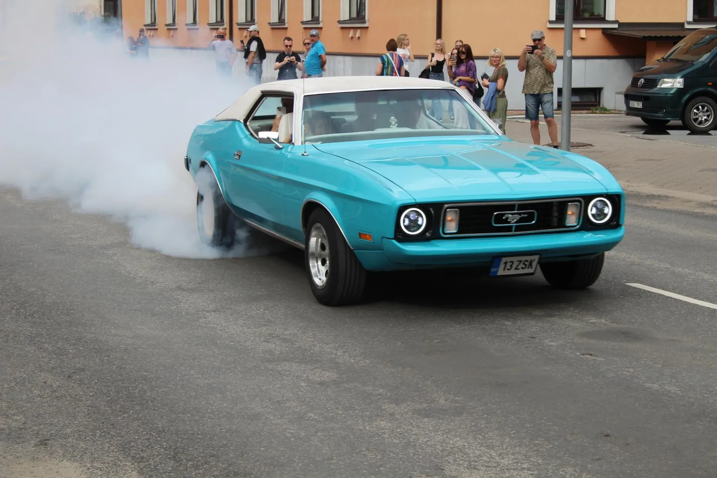 Aivo Kõva on raske jalaga mees. Tapa linnapäevade Vintage'i paraadil trikitas ta vallamaja ees oma Ford Mustangiga.