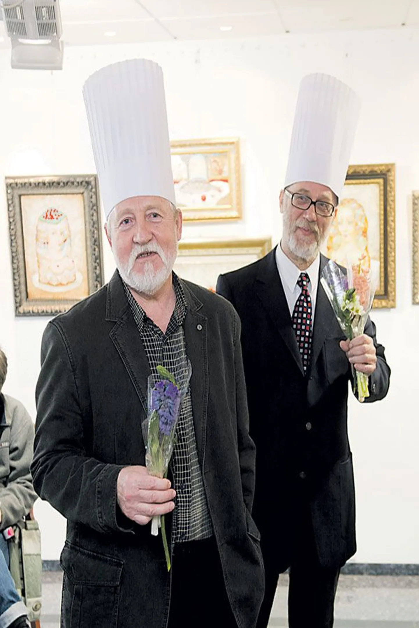 На открытии выставки художники, представившие результаты своей творческой кухни, надели поварские колпаки, Анатолий Страхов (слева) и Валерий Лаур в том числе.