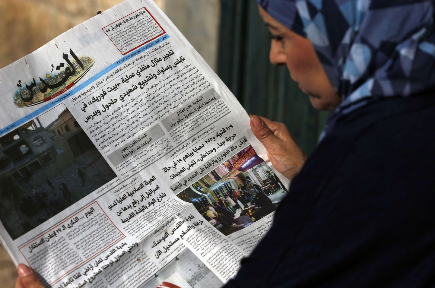 Palestiinlane loeb kohaliiku Al-Qudsi ajalehte Jeruusalemmas.